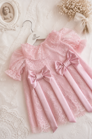 ROCHITE BOTEZ FETITE - Rochita de botez Chantilly roz cu fundite personalizabile- Little Claire exclusiv