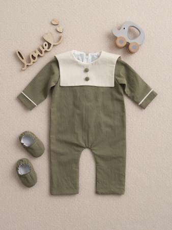 PRIMA ANIVERSARE - Salopetă băiețel botez Marc – olive din bumbac prespălat, căptușită cu bumbac premium