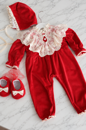 PENTRU FETITE - Salopetă elegantă Noëlle – catifea roșie cu dantelă ivory -Little Claire