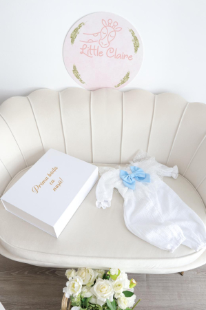 Set băița cu nașii: cutie elegantă, prosop cu capișon, salopetă muselină, body și ingrediente tradiționale – miere, grâu, busuioc, petale, săpun. [2]