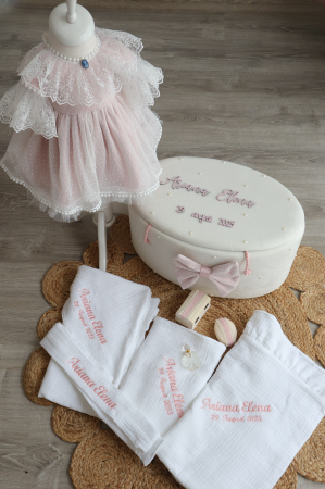 Trusou botez fetiță Agatha roz pudra – rochiță + set complet din muselina by Little Claire [1]
