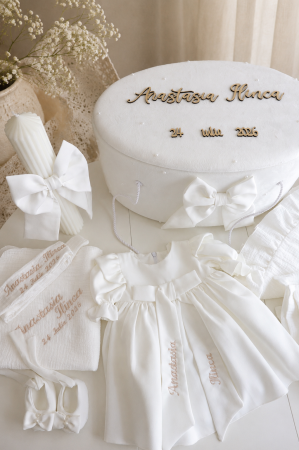 TRUSOURI BOTEZ FETITE - Set complet de botez pentru fetițe – rochiță elegantă, trusou din muselină fină și lumânare opțională. Eleganță, delicatețe și rafinament pentru o zi de neuitat.