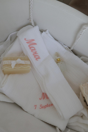 Set complet de botez pentru fetițe – rochiță elegantă, trusou din muselină fină și lumânare opțională. Eleganță, delicatețe și rafinament pentru o zi de neuitat. [4]