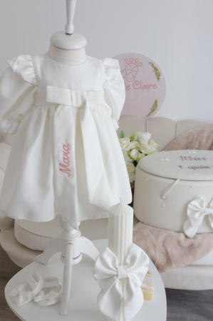 Set complet de botez pentru fetițe – rochiță elegantă, trusou din muselină fină și lumânare opțională. Eleganță, delicatețe și rafinament pentru o zi de neuitat. [2]