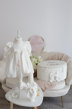 Set complet de botez pentru fetițe – rochiță elegantă, trusou din muselină fină și lumânare opțională. Eleganță, delicatețe și rafinament pentru o zi de neuitat. [1]