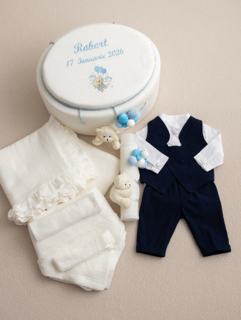 SETURI BOTEZ BAIETEI - Set botez băiețel cu cufăr personalizat, trusou personalizat, lumânare și costumaș Anton