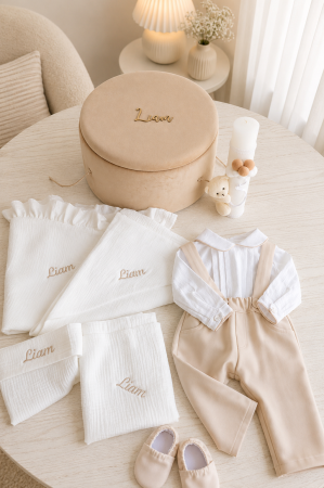 SETURI BOTEZ BAIETEI - Set botez baietel Matei: trusou muselina personalizat, cufar si costumas din 2 piese
