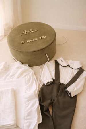 TRUSOURI BOTEZ BAIETEI - Set Botez Băieți Personalizat Liam– Costum cu Bretele, Cufăr Catifea & Trusou Muselină OEKO-TEX®