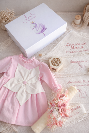 SETURI BOTEZ FETITE - Set botez fete personalizat – Rochiță roz elegantă, trusou muselină brodat și cutie premium cu închidere magnetică