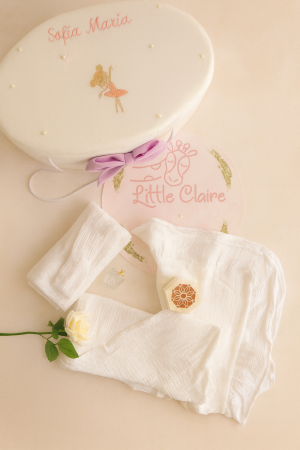 Set Botez Fetiță – Cufăr Personalizat, Rochiță Douche Lavande și Trusou din Muselină [1]