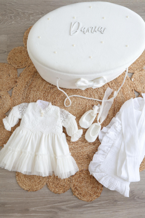 BOTEZ FETIȚE - Set Botez Fetiță – Rochiță Albă, Trusou Muselină și Cufăr Personalizat Elisabeta- Little Claire