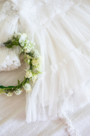 Set Botez Fetiță – Rochiță Albă, Trusou Muselină și Cufăr Personalizat Elisabeta- Little Claire [5]