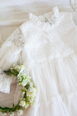 Set Botez Fetiță – Rochiță Albă, Trusou Muselină și Cufăr Personalizat Elisabeta- Little Claire [2]