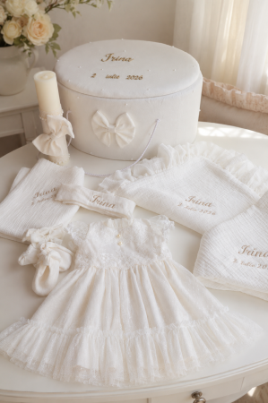 BOTEZ FETIȚE - Set Botez Fetiță – Rochiță Albă, Trusou Muselină și Cufăr Personalizat Elisabeta- Little Claire