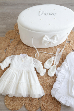 Set Botez Fetiță – Rochiță Albă, Trusou Muselină și Cufăr Personalizat Elisabeta- Little Claire [1]