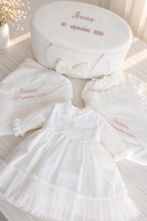SETURI BOTEZ FETITE - Set Botez Fetiță – Rochiță Albă, Trusou Muselină și Cufăr Personalizat Elisabeta- Little Claire