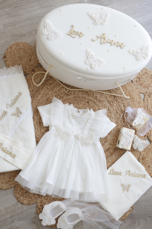 TRUSOURI BOTEZ FETITE - Set botez fetiță Odette– rochiță, trusou complet, cufăr personalizat și bentiță delicată