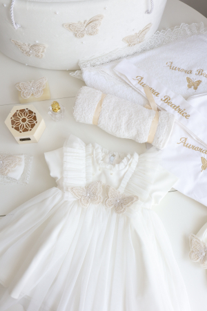 BOTEZ FETIȚE - Set botez fetiță Odette– rochiță, trusou complet, cufăr personalizat și bentiță delicată