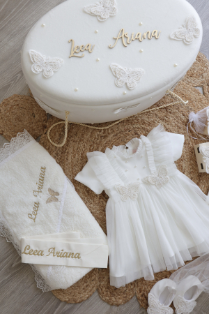 Set botez fetiță Odette– rochiță, trusou complet, cufăr personalizat și bentiță delicată [3]