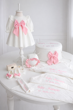 BOTEZ FETIȚE - Set Botez Fetiță Personalizat Premium cu Rochiță și Trusou din Muselină – LittleClaire
