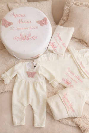 SETURI BOTEZ FETITE - Set botez fetiță personalizat – salopetă, trusou și cufăr