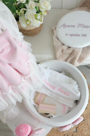 Set botez fetiță roz pudră – Rochiță elegantă, cufăr decorat și trusou muselină | Little Claire [7]