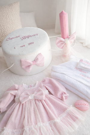 TRUSOURI BOTEZ FETITE - Set botez fetiță roz pudră – Rochiță elegantă, cufăr decorat și trusou muselină | Little Claire