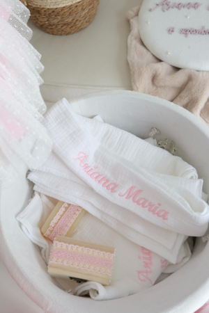 Set botez fetiță roz pudră – Rochiță elegantă, cufăr decorat și trusou muselină | Little Claire [6]