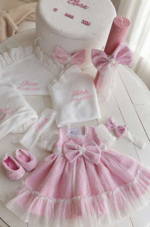 BOTEZ FETIȚE - Set botez fetiță roz pudră – Rochiță elegantă, cufăr decorat și trusou muselină | Little Claire