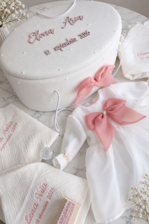SETURI BOTEZ FETITE - Set botez fetite Liora , rochita organza, trusou muselina si cufar personalizat