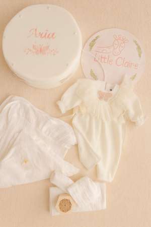 TRUSOURI BOTEZ FETITE - Set botez Fluturasi de poveste- Cufar personalizat, trusou de muselina si salopeta eleganta