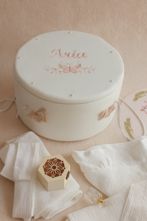 Set botez Fluturasi de poveste- Cufar personalizat, trusou de muselina si salopeta eleganta [1]