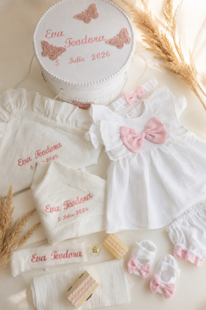 SETURI BOTEZ FETITE - Set Botez Personalizat din Muselină – Rochiță Ralu, Trusou Brodat și Cufăr Luxury Decorat