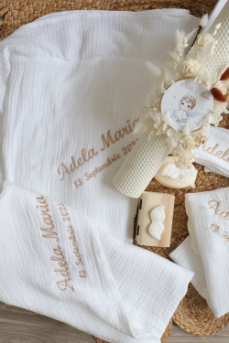 Set botez premium cu trusou, lumânare și cutie personalizată – Îngeraș delicat pentru cea mai prețioasă zi [4]