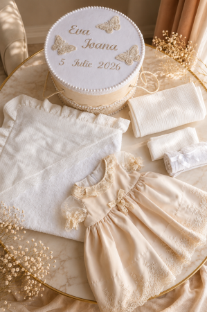 SETURI BOTEZ FETITE - Set Botez Premium Dorothea – Rochiță, trusou 7 Piese și Cufăr Personalizat Macadamia