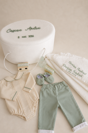BOTEZ BAIEȚEI - Set de botez personalizat Mint – rafinament și delicatețe pentru un moment unic