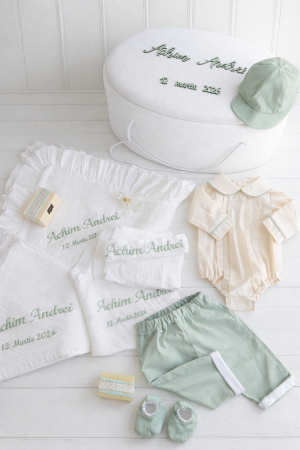 SETURI BOTEZ BAIETEI - Set de botez personalizat Mint – rafinament și delicatețe pentru un moment unic