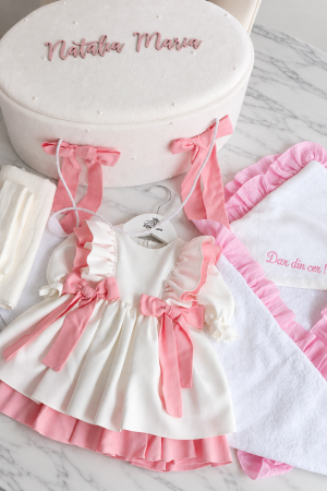 TRUSOURI BOTEZ FETITE - Set de botez premium Lisette – Ivory & Roz | Rochiță, Trusou din Muselină și Cufăr Elegant