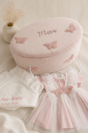 SETURI BOTEZ FETITE - Set de botez Valerie – Rochiță elegantă, trusou din muselină și cufăr personalizat