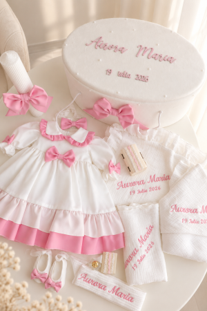TRUSOURI BOTEZ FETITE - Set Premium Botez Fetiță – Rochiță, Trusou, Cufăr, Lumânare Ava Little Claire