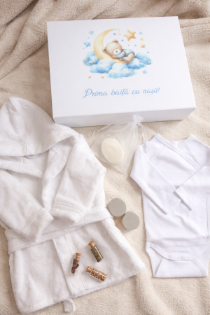 PRIMA BAITA CU NASII - Set prima baita cu nasii - Halat pufos din bumbac personalizabil, cutie personalizata, body si recipiente