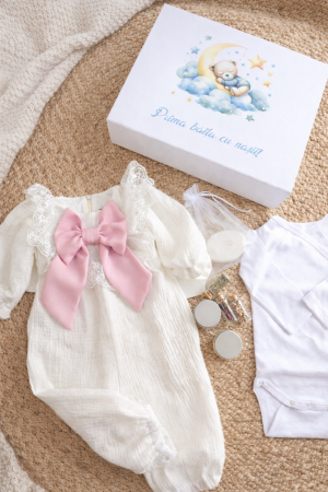 PRIMA BAITA CU NASII - Set prima baita cu nasii - salopeta eleganta cu funda, cutie personalizabila, recipiente si body