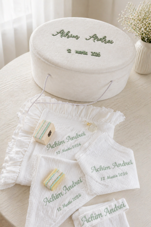 TRUSOURI BOTEZ BAIETEI - Trusou botez baietel din muselina, cufar oval personalizat