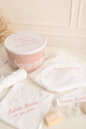 BOTEZ FETIȚE - Trusou botez cufar roz pudrat decorat cu dantela si perlute , personalizat prin broderie