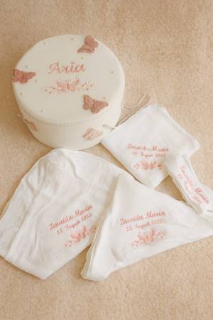 Trusou Botez din Muselină Personalizat cu Fluturi – Set Elegant pentru Fetițe [1]