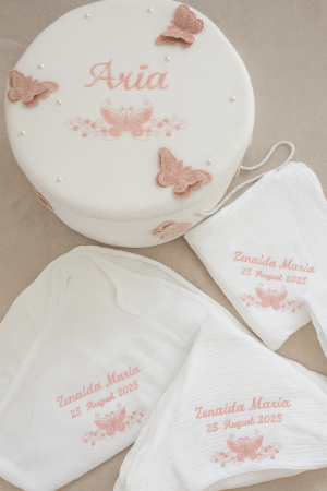 BOTEZ FETIȚE - Trusou Botez din Muselină Personalizat cu Fluturi – Set Elegant pentru Fetițe