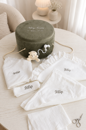 TRUSOURI BOTEZ BAIETEI - Trusou botez din muselină personalizat cu nume – elegant, delicat și modern