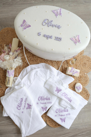 TRUSOURI BOTEZ FETITE - Trusou botez fetiță personalizat cu nume și dată, decor fluturi mov și perle. Lumanare botez asortată opțional. Elegant, complet, handmade.