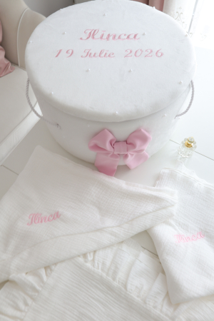 TRUSOURI BOTEZ FETITE - Trusou botez fetita cu personalizare prin broderie si fundita roz decor