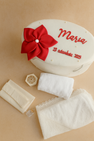 SETURI BOTEZ FETITE - Trusou de botez complet, elegant– cu cufăr personalizat decorat cu Floare realizata manual